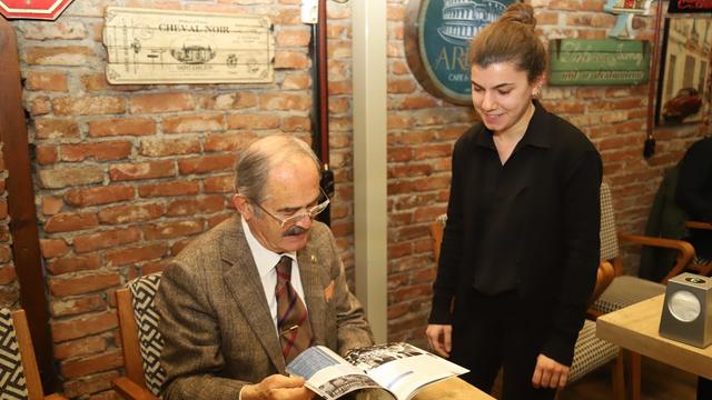 Yılmaz Büyükerşen Kırmızı Beyaz Okuyor