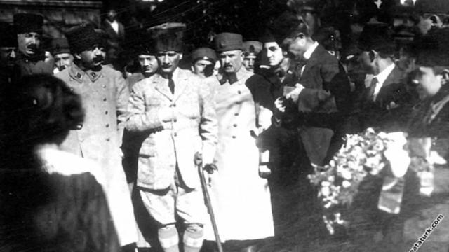 Atatürk'ün Annesinin Mezarı Başında Yaptığı Konuşma
