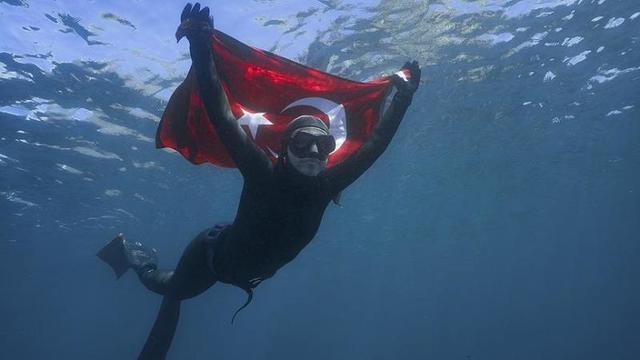 Milli Sporcu Şahika Ercümen Antarktika'da Tarihe Geçti