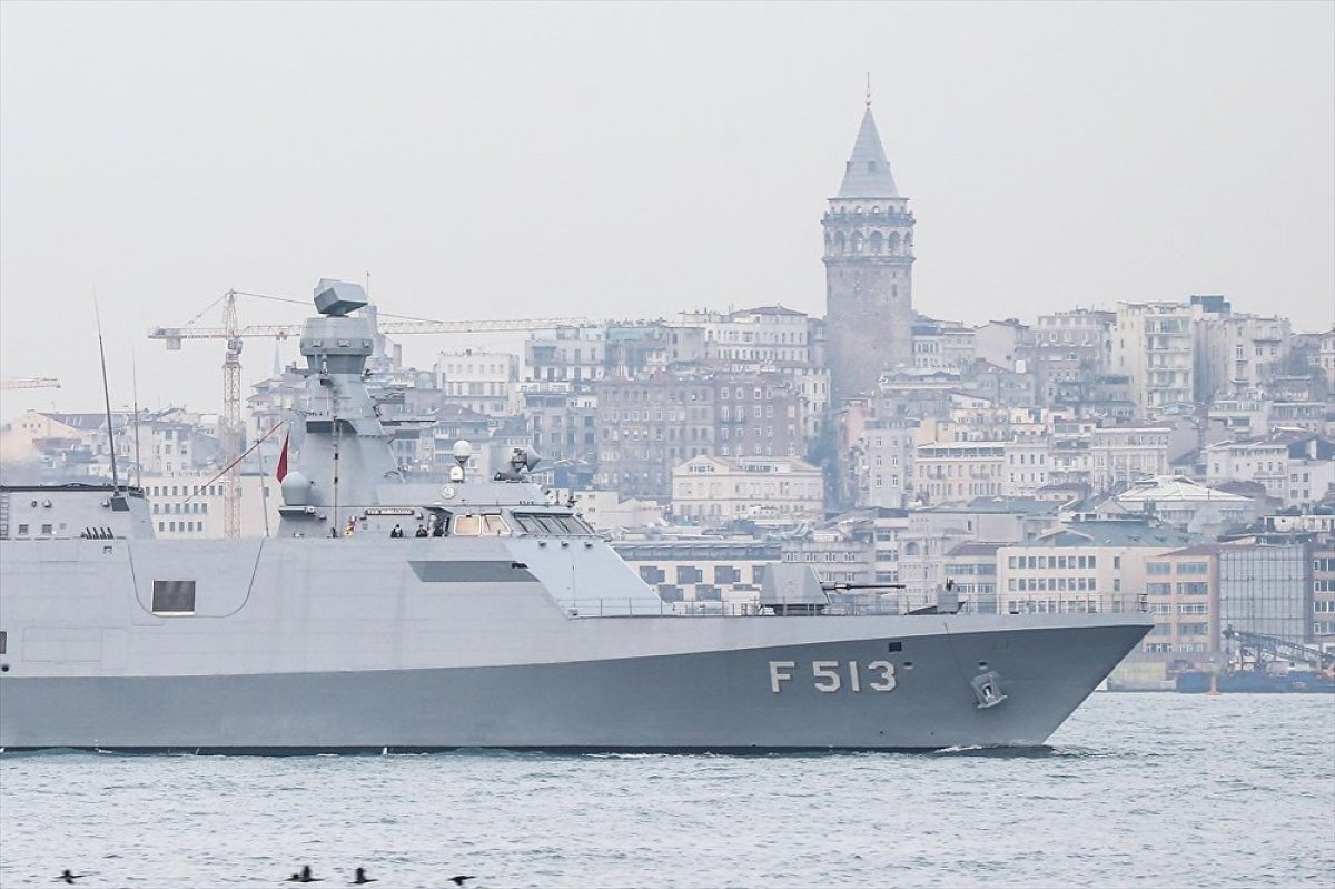 Türk Savaş Gemileri İstanbul Boğazı'ndan Geçti