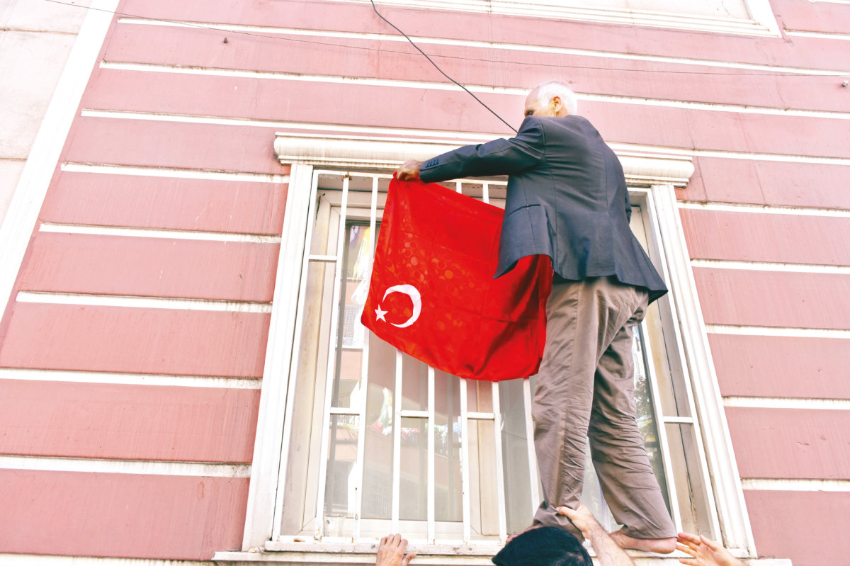 Aileler HDP Binasına Ay Yıldızlı Şal Astı