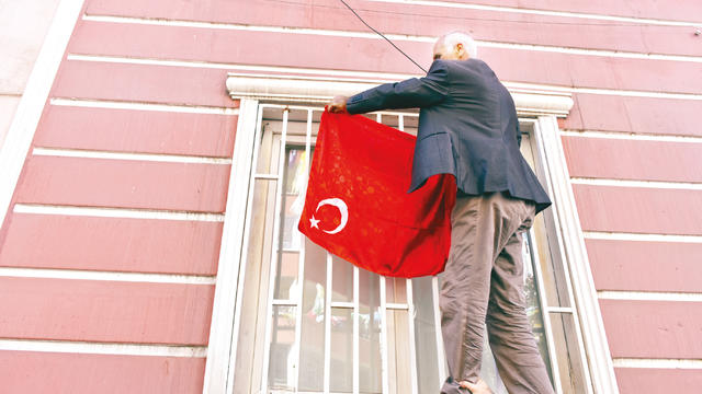 Aileler HDP Binasına Ay Yıldızlı Şal Astı