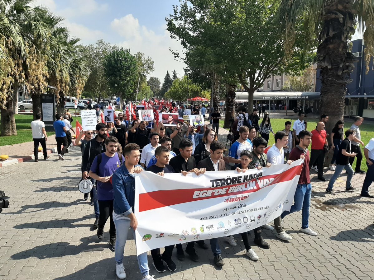 Ege Üniversitesi'nde Teröre Karşı Birlik Yürüyüşü