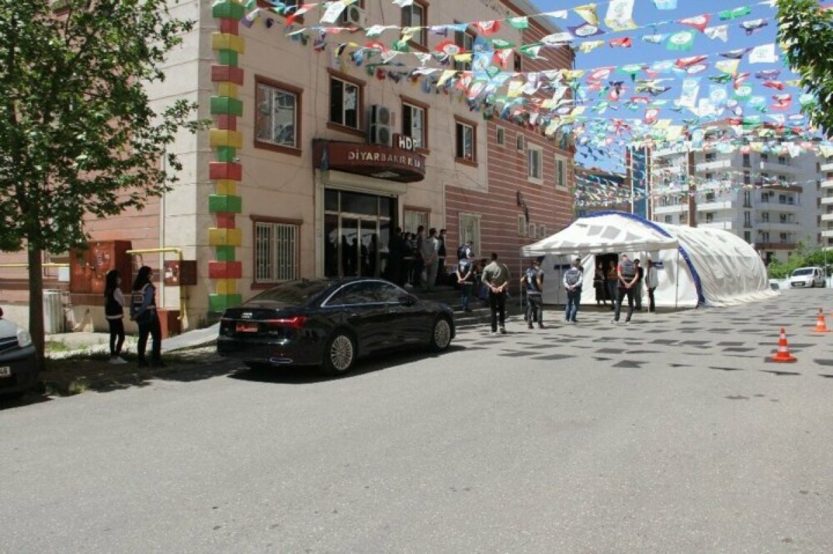 HDP Vekillerinin Parti Binasına Lüks Arabalarla Gelmesine Annelerden Tepki