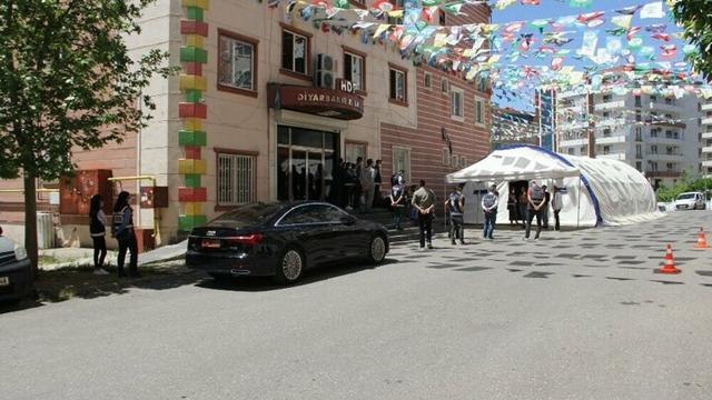 HDP Vekillerinin Parti Binasına Lüks Arabalarla Gelmesine Annelerden Tepki