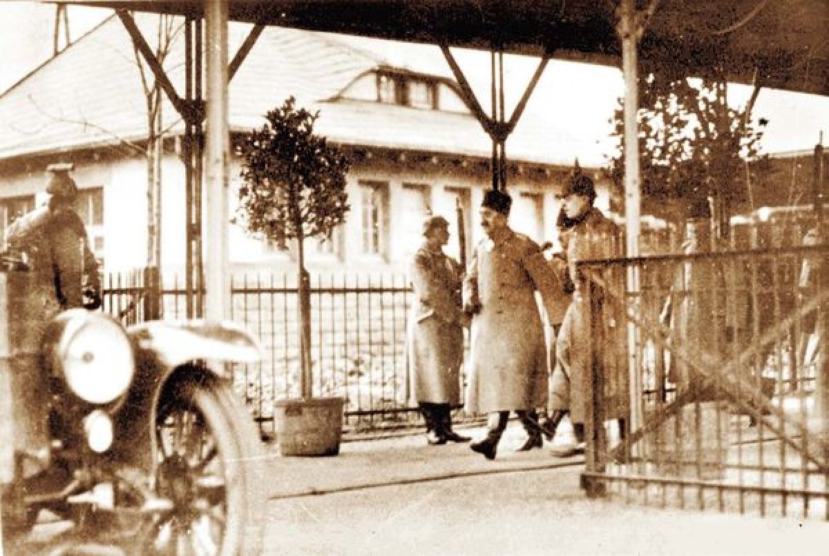 Vahdettin, 1917’de veliaht olduğu sırada yaptığı Almanya ziyaretinde. Hemen arkasında, ziyarete ordu temsilcisi olarak katılan Mustafa Kemal Paşa var. Vahdettin ile Mustafa Kemal’in beraber göründükleri tek fotoğraftır.