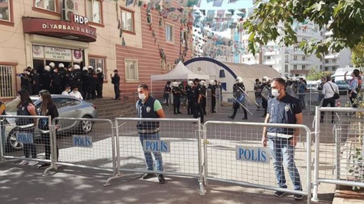 HDP Diyarbakır İl Eş Başkanları Gözaltına Alındı