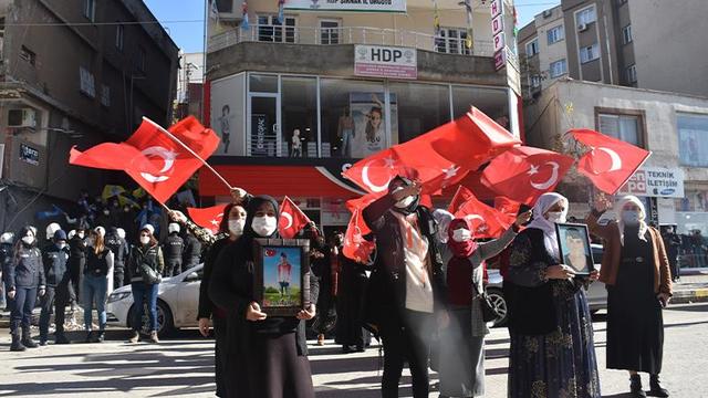 Şırnak'ta terör mağduru aileler HDP İl Başkanlığı binası önünde eylem yaptı