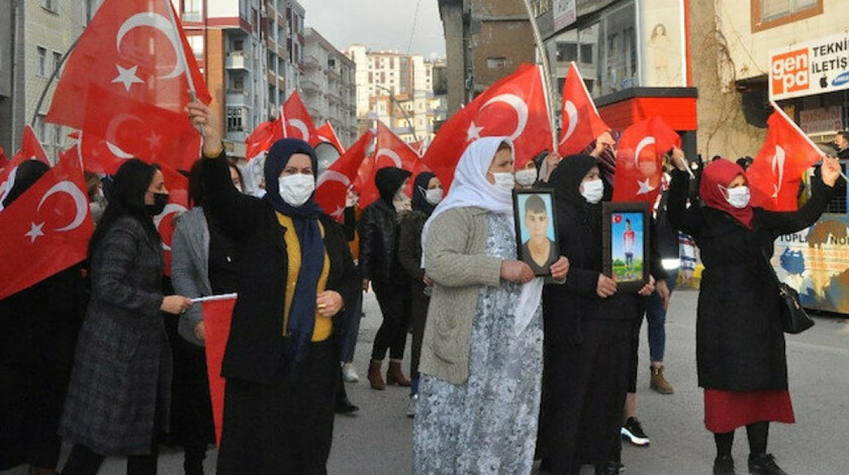 Şırnak'ta HDP'den Evlatlarını İsteyen Annelere Taşlı Saldırı