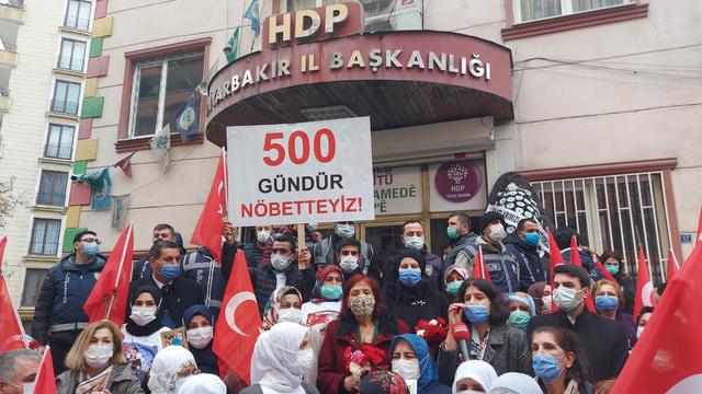 TGB, Öncü Kadın ve CKD, Vatan ve Evlat Nöbetinin 500. Gününde Diyarbakır'da