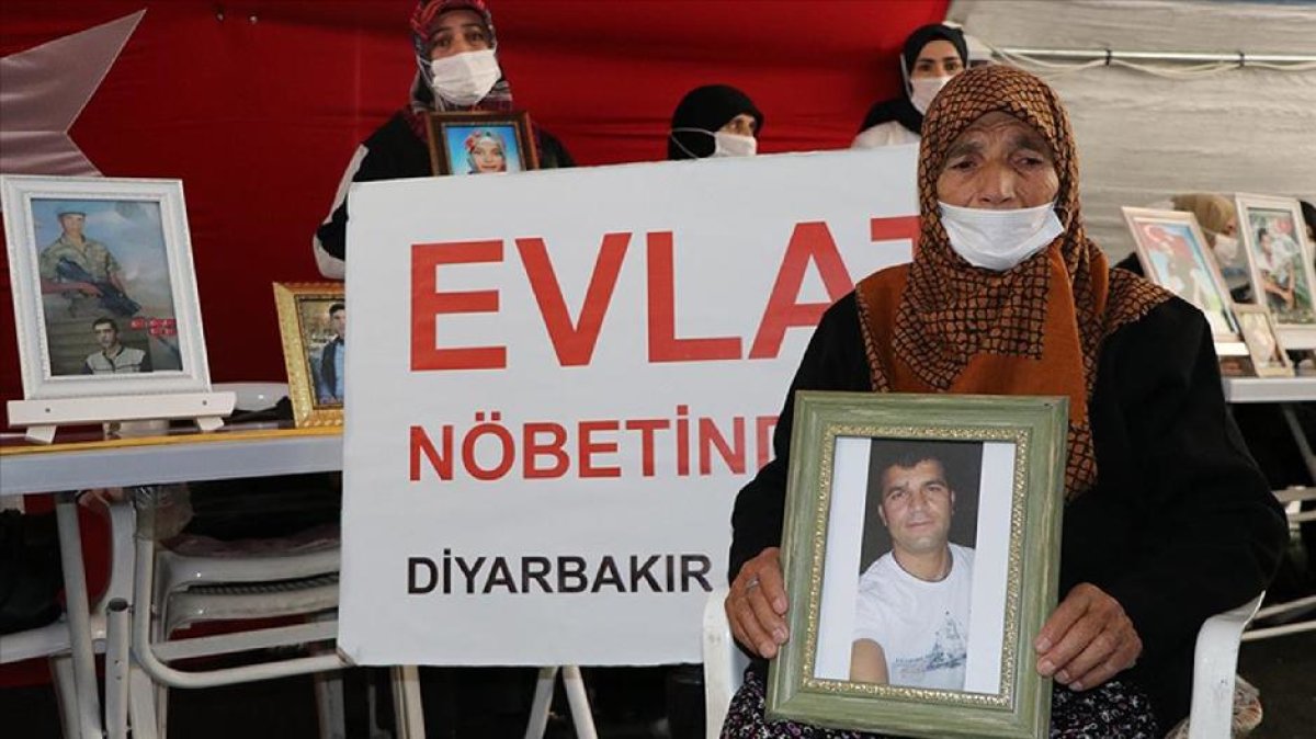 Sanatçılar Diyarbakır Annelerini selamlıyor