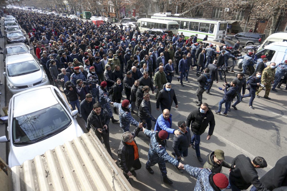 ABD ve Batı "Yenilgiyi Kabul Eden Paşinyan'ı" Devirmek İstiyor