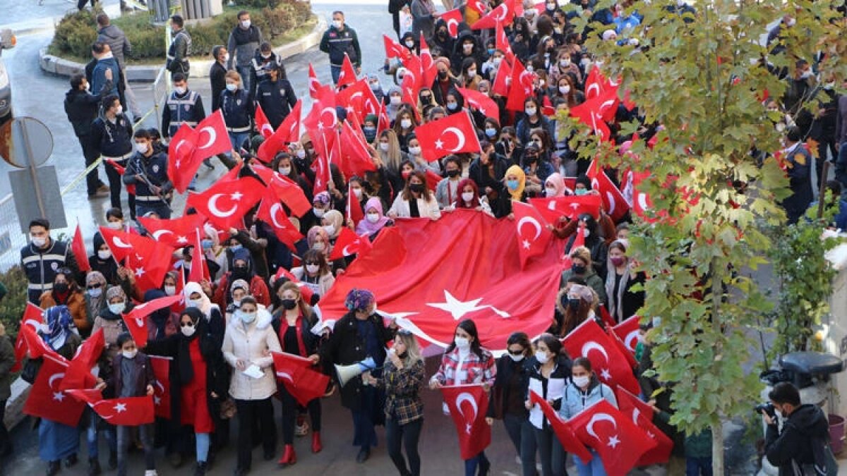 HDP'ye Kapatma Davası Diyarbakır'da Sevinçle Karşılandı