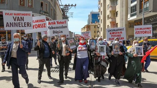 Vanlı aileler HDP’ye karşı yürüdü