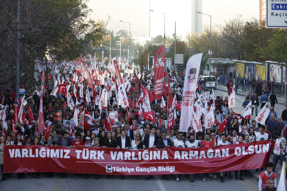 Atatürk Gençliği Zafere Yürüyor