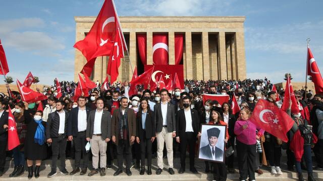 Cumhuriyet Gelecektir! Yeniyi Kuracak Gençler Yürüyüşe Geçti!