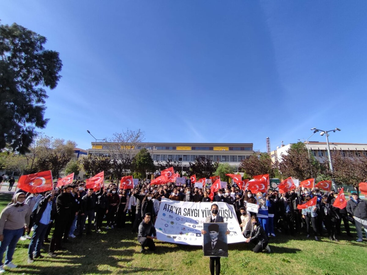 Ege Üniversitesi'nde 80 Topluluktan 10 Kasım Ata'ya Saygı Yürüyüşü