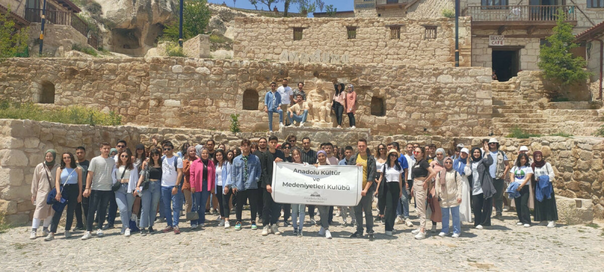 Anadolu Üniversitesi Anadolu Kültür ve Medeniyetleri Kulübü, 3000 yıllık medeniyet tarihine ev sahipliği yapan Frig Vadisi’ni ziyaret etti.