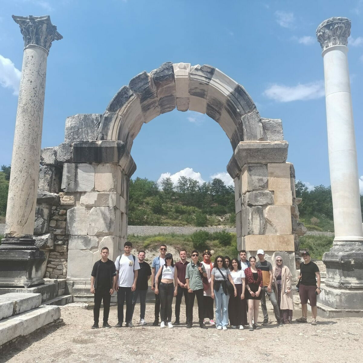 Muğla Sıtkı Koçman Üniversitesi öğrencileri, Karya ve Roma dönemine ait Stratonikeia Antik Kenti ile Türkleri kurduğu yerleşim yerlerini gezdi.