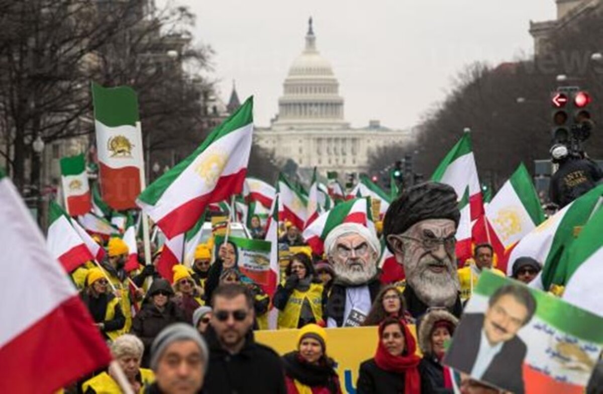 İranlı-Amerikalılar, Beyaz Saray önünde İran hükûmeti karşıtı sloganlar atarak Şah rejimi bayraklarıyla yürüdü.