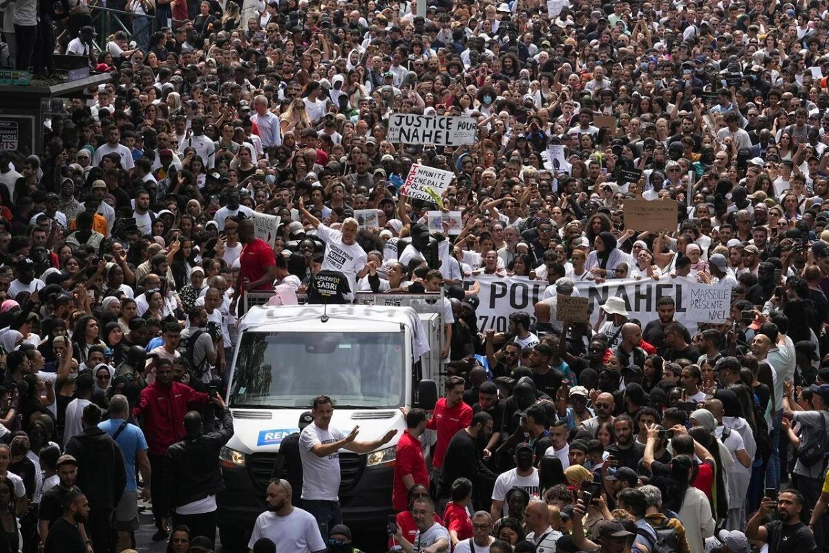 29 Haziran günü, Nahel Merzouk'un vurulduğu Nanterre banliyösünde "Nahel için adalet" yürüyüşü