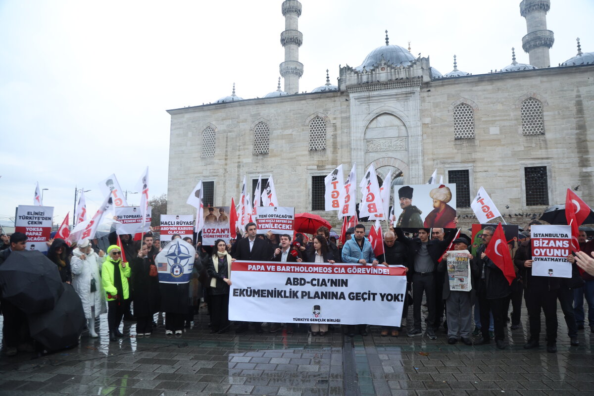 PAPA VE BARTHOLOMEOS CIA GÖREVİNDE!