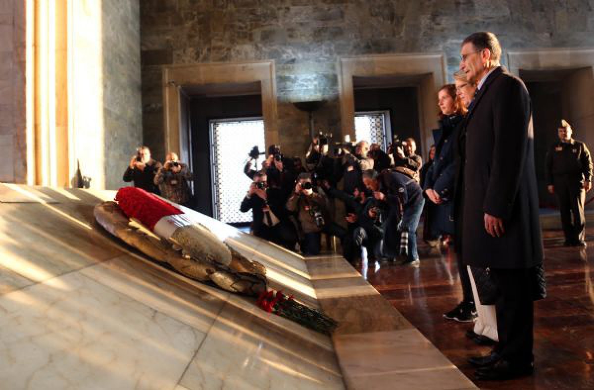 Bilim de dahil her konuya en çok katkı sağlayan kişinin Atatürk olduğundan, Sancar’ın, ödülü Atatürk’e sunmasının da çok doğru bir karar olduğu belirterek şunları söylüyor:"Aziz Sancar’ın Nobel ödülünü kazandığını duyunca her Türk gibi gurur duydum. Ödülü Atatürk’e sunması bence çok doğru bir karar. Türkiye’deki özgür düşünce ortamı, bilim olsun her konuda en çok katkı sağlayan insan olduğu için. Eğer Atatürk olmasaydı, lisede böyle bir projeyi büyük ihtimalle yapamazdım. Böyle dersler alamazdım. Bugün ben bu noktada olamazdım. Bunun temeli Atatürk’e dayandığı için bence çok güzel bir jest."