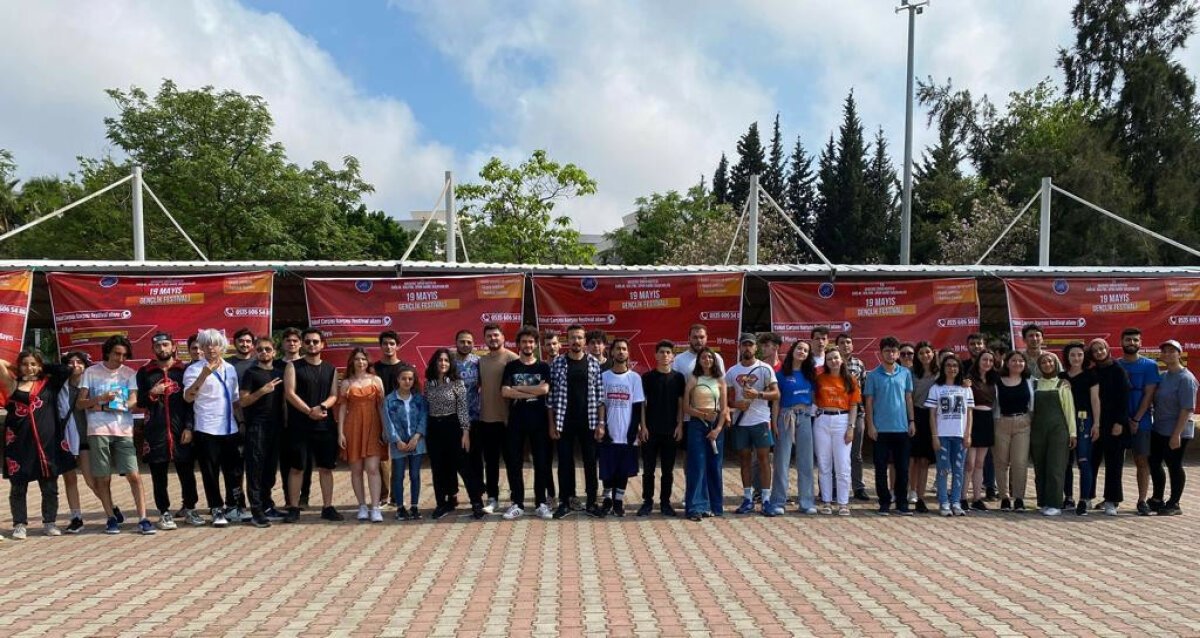 Akdeniz Üniversitesinde Bahar Şenlikleri başladı. Atatürkçü Düşünce Topluluğu ve Kitap Topluluğu’nun düzenleyicileri arasında yer aldığı şenlikte Atatürk Fotoğraf Sergisi ve açık hava sineması gençler tarafından yoğun ilgi gördü.