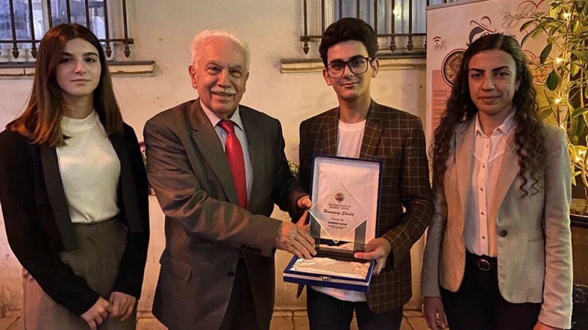 OIY heyeti, Perinçek’e ve Çınar’a hediye takdim etti.