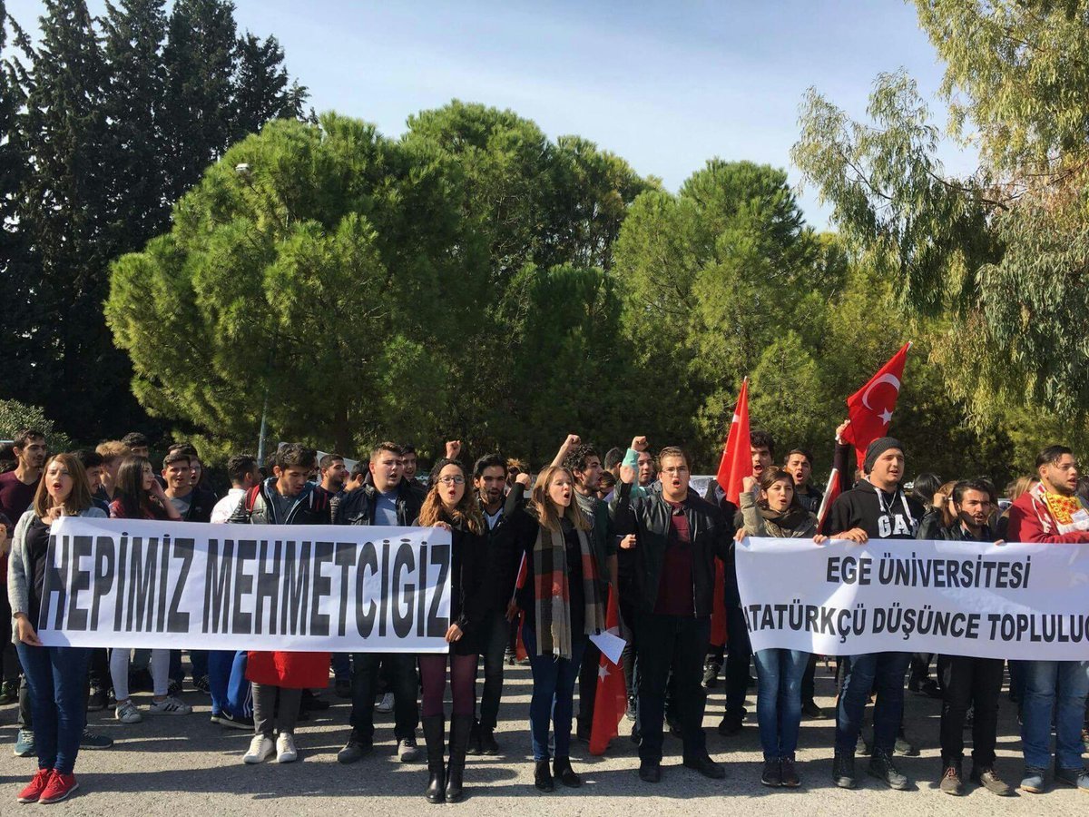 Ege Üniversitesi ADT, Hakkari Şemdinli'de vatanımız için şehit verdiğimiz mehmetçiklerimizi saygı duruşu ve İstiklal Marşı ile andı.