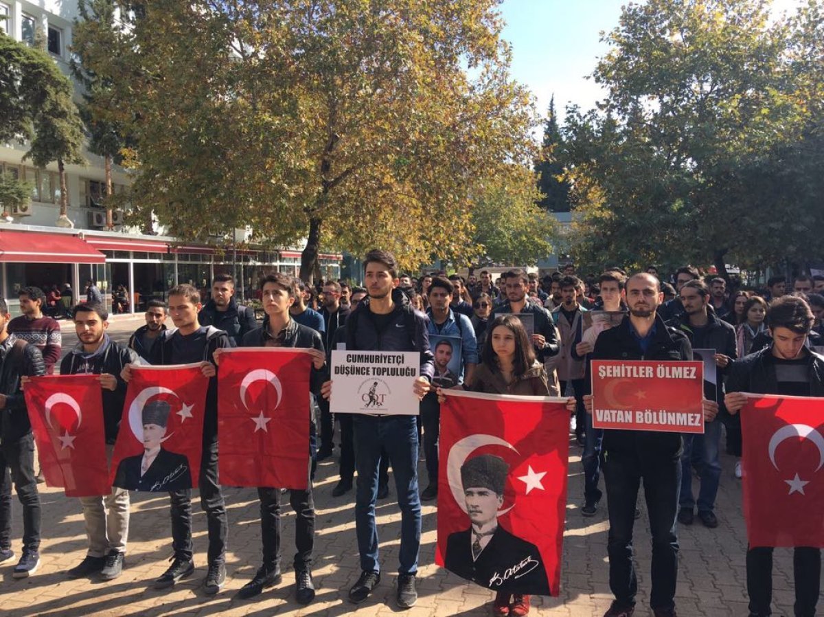DEÜ Cumhuriyetçi Düşünce Topluluğu,kampüs içerisinde saygı duruşu ile İstiklal Marşı'nı okuyarak şehitlerimizi andı.