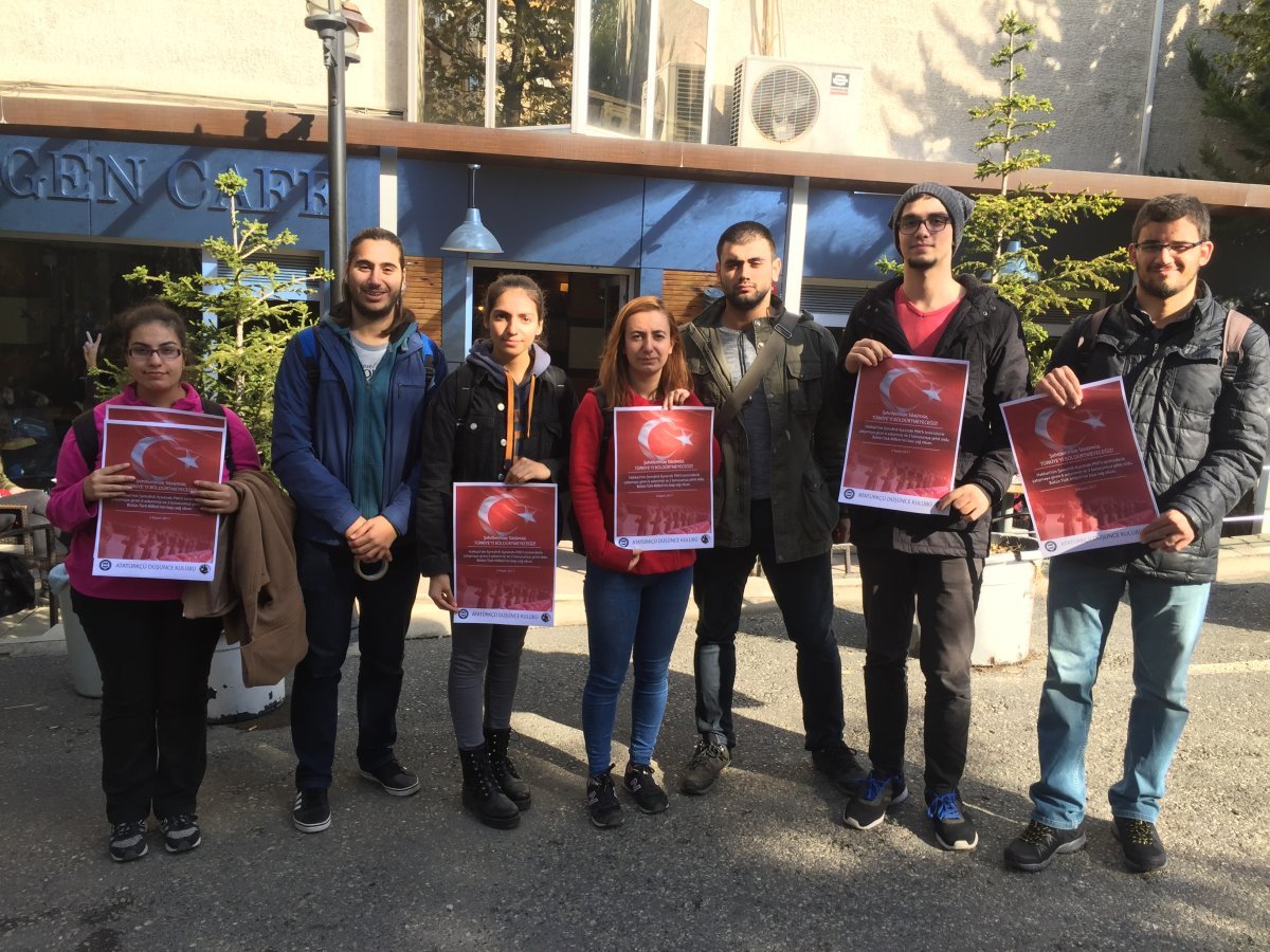 Marmara Üniversitesi öğrencileri, Hakkari Şemdinli'de PKK'yla girilen çatışmadan şehit verdiğimiz 6 asker ve 2 korucumuzu andı.