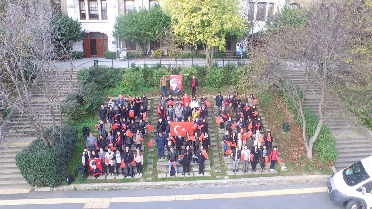 Boğaziçi Üniversitesi öğrencileri, 10 Kasım saat 9’u 5 geçe yaptığı anmanın ardından hazırladığı koreografi ile Yaşa Mustafa Kemal Paşa yazdı.
