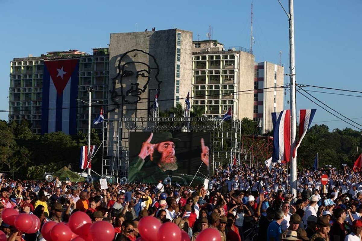 Törende konuşan Üniversite Öğrencileri Federasyonu lideri Jennifer Bello Martinez, Küba’nın bağımsızlığını ve egemenliğini koruyacağını belirterek, “Küba tek bir ilkesinden bile vazgeçmeyecek” dedi.