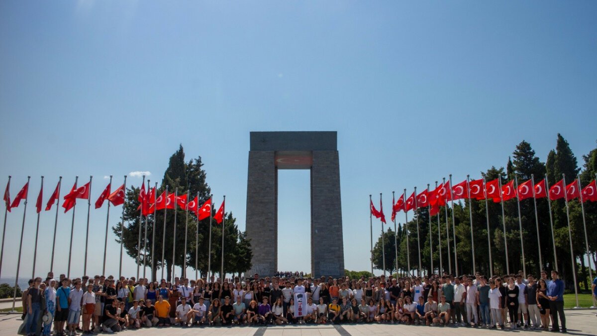 Yüzlerce genç hep bir ağızdan ‘Dur Yolcu’ dedi Atatürkçü Gençlik Kampları sırasında gençler Gelibolu Yarımadası’nı ziyaret etti. Anafartalar Zaferi’nin 108. yıl dönümünde Çanakkale Şehitleri Abidesi önünde yüzlerce genç ‘Dur Yolcu’ şiirini okudu. Abide’yi ziyaret edenler arasında da yoğun ilgi duyuldu. Çanakkale Zaferi’nin kazanıldığı toprakları ziyaret eden gençler, zaferin ruhunu kamplarına da taşıdılar.