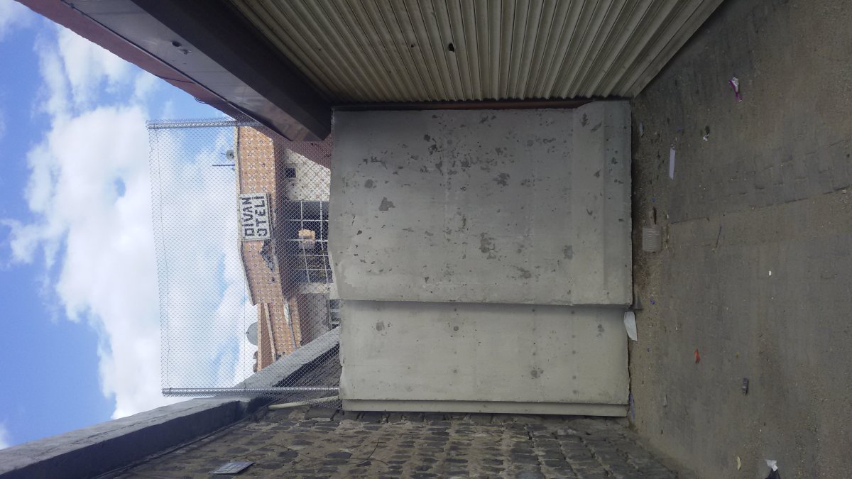 Güvenlik güçlerinin önlem amaçlı ördüğü duvar