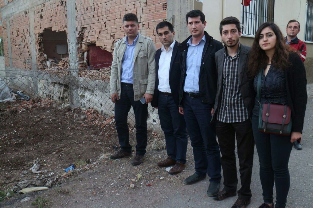 Düşen füzeler sonucu harabeye dönen bir evden görüntü