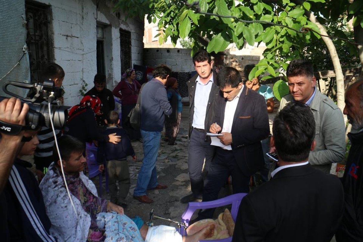 Beşevler Mahallesi’nde evinin bahçesine düşen füze sonucu bacağını kaybetme  tehlikesi geçiren Orhan Çabuk’u evinde ziyaret ettik.