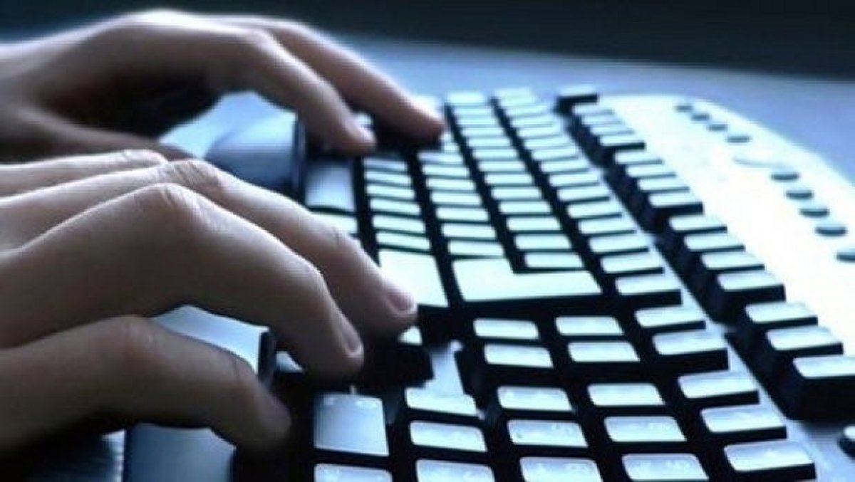 Üniversite kayıtları artık E-Devlet üzerinden online olarak yapılabilecek. ÖSYM sonuçlarına göre bir programa kayıt hakkı kazanan adayların kayıt işlemleri bütün üniversitelerde Eylül ayında yapılmaktaydı. YÖK, her yıl eylülde yapılan üniversite kayıt tarihlerini değiştirdi. Kayıtlar 12-16 Ağustos tarihleri arasında yapılacak. E-kayıt zorunlu değildir, isteğe bağlıdır. Elektronik ortamda kaydınızı yapabildiğiniz gibi üniversiteye giderek de kaydınızı yapabilirsiniz. https://www.turkiye.gov.tr/ adresinde e-hizmetler bölümü altında yer alan 'Yükseköğretim Kurulu Başkanlığı' başlığı altında açılacak olan 'Üniversite E-Kayıt' seçeneğini tıklayarak kayıt işleminizi gerçekleştirebilirsiniz. Kaydınızı tamamladığınızda kayıt olduğunuzu gösterir barkotlu çıktı da alabilirsiniz.