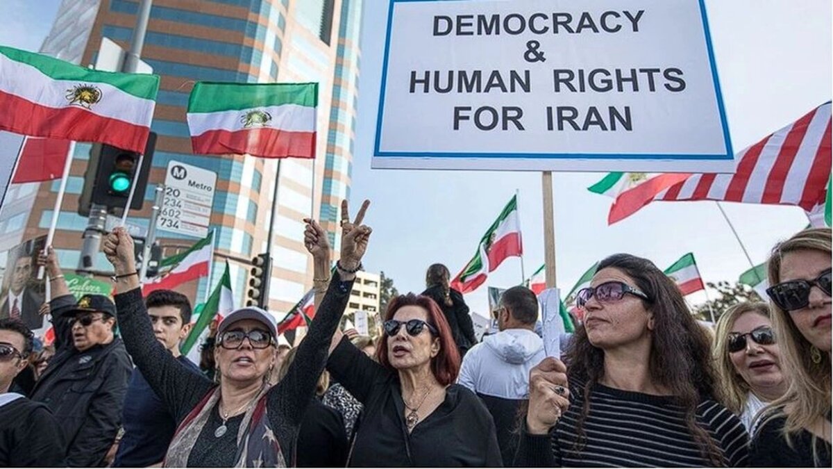 Şah rejimi bayrağıyla Batı m&uuml;dahalesi talep eden s&ouml;zde muhalifler