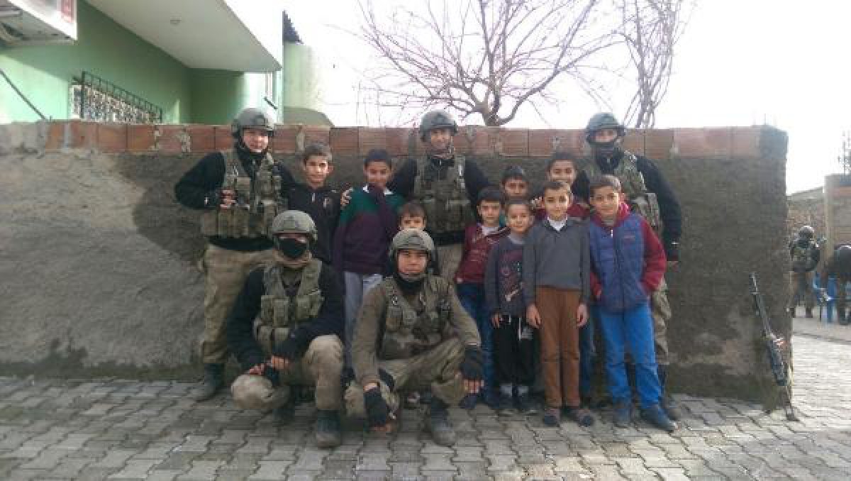 Askerler çocukların yüzünün gülmesi için onlarla vakit geçiriyor, sohbet ediyor , oyunlar oynuyor.