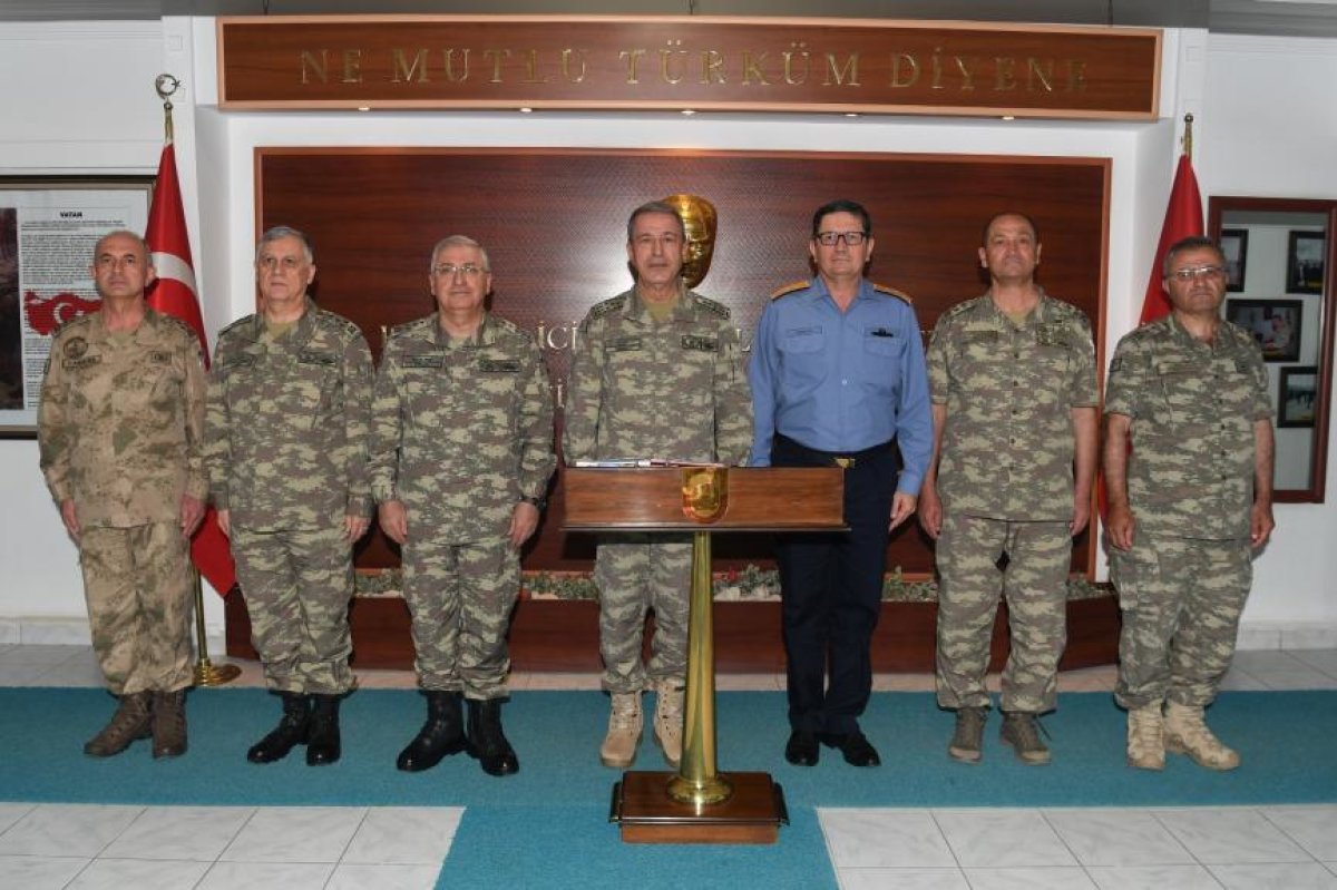 Genelkurmay Başkanı ve kuvvet komutanları sınıra giderek incelemelerde bulundu.