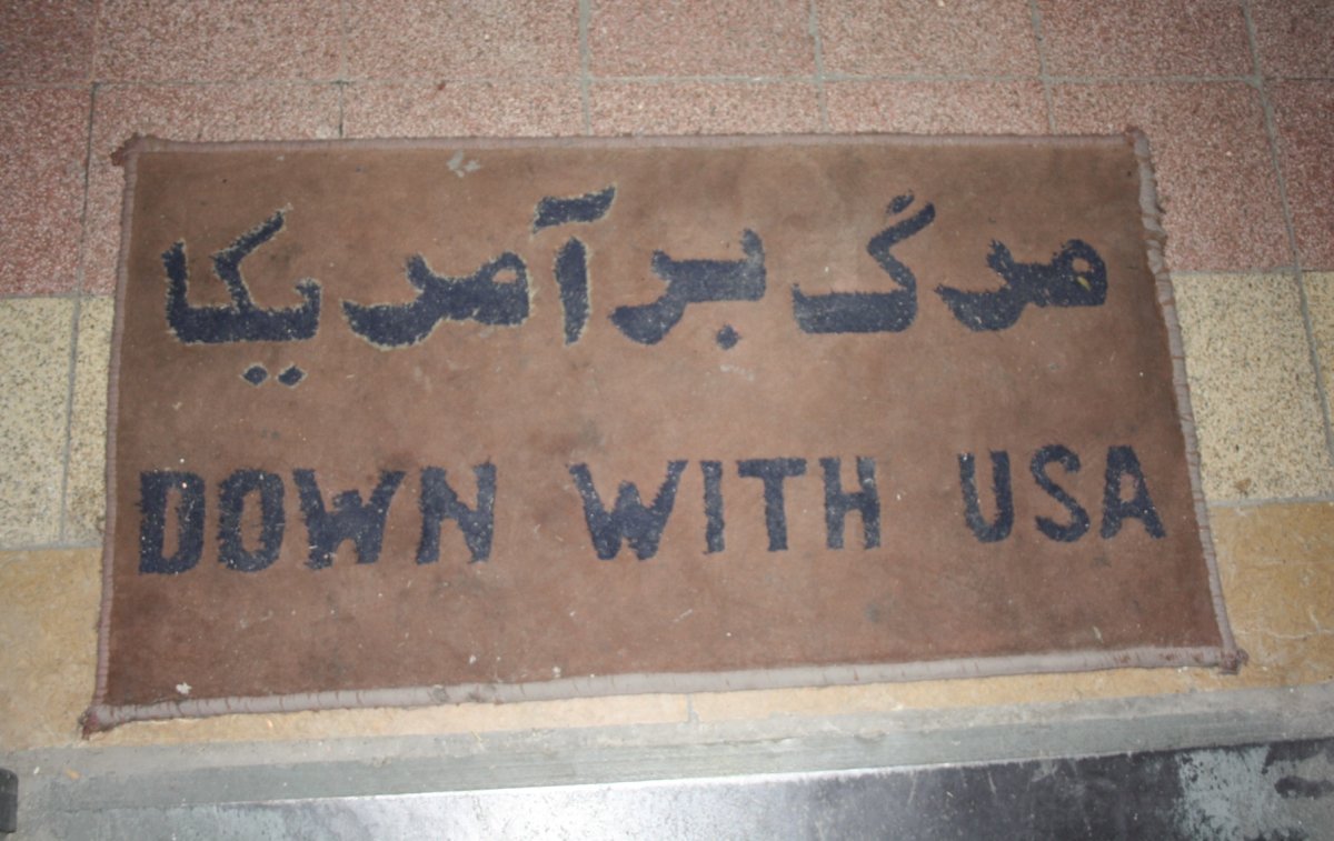 1979'da İran gençliğinin Tahran ABD Büyükelçiliği'ni işgalinden sonra müze olarak kullanılan binada ziyaretçileri "Kahrolsun Amerika" yazılı pas pas karşılıyor.