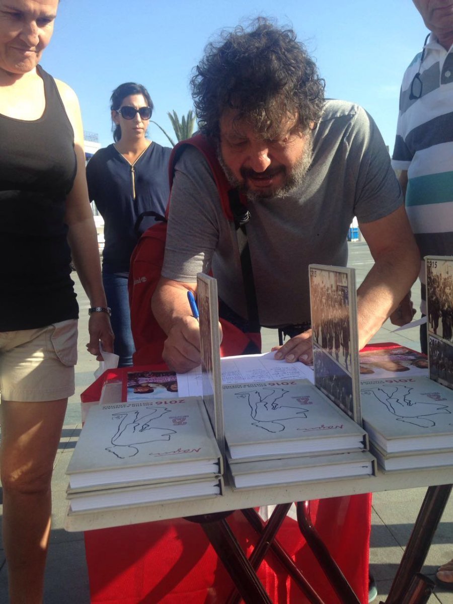 Erdal Tosun, Türkiye Liseliler Birliği'nin "Atatürk'ü tarih kitaplarından sildirmeyeceğiz!" kampanyasını imzalarken.