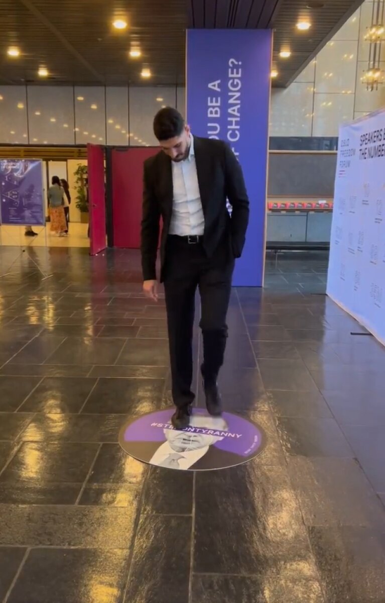 Enes Kanter, Erdoğan'ın fotoğrafını çiğniyor