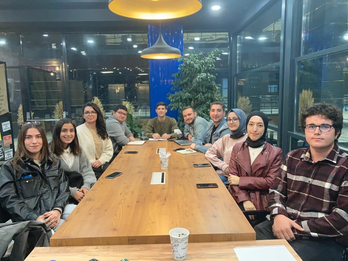 Gençler üniversitelerde düzenledikleri etkinliklerle ekonomik sıkıntılara karşı üretim devriminin gerekliliğini anlatıyor.